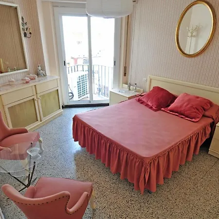 Apartment Lets Holidays For 6 People 1 Min Walking To The Beach *